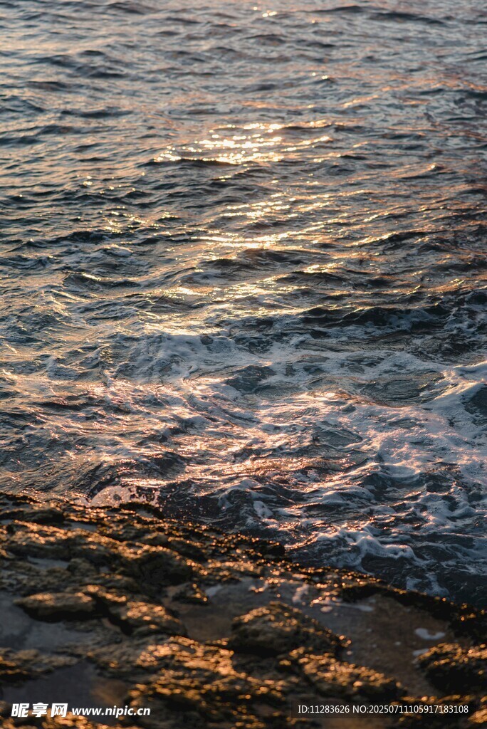 夕阳下波光粼粼的海面