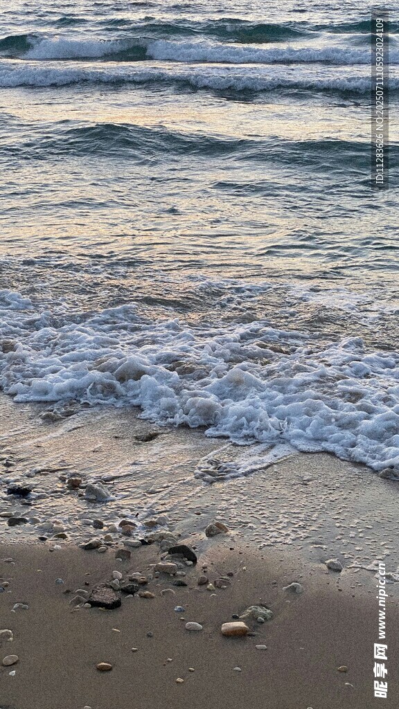 海浪轻拍沙滩的美丽瞬间
