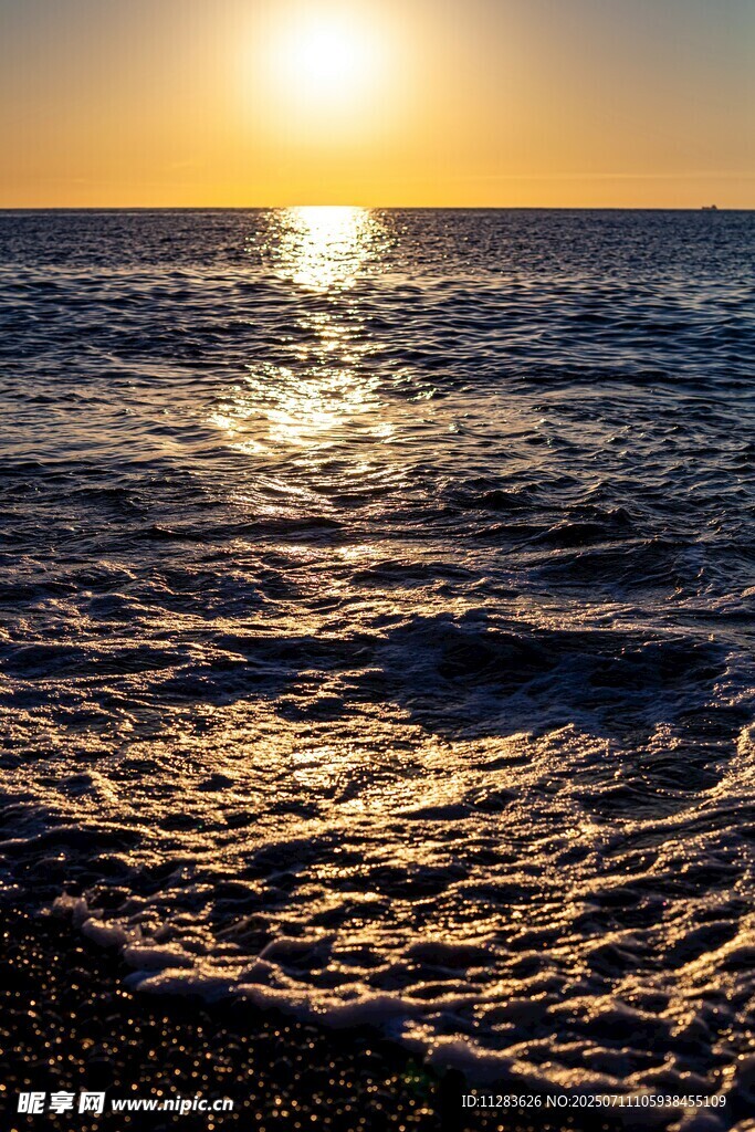 海浪轻拍沙滩