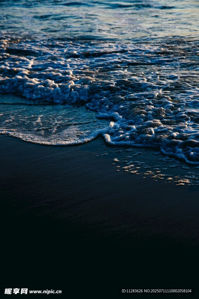 海边波浪轻拍沙滩景象
