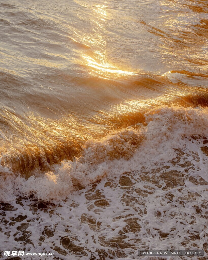 夕阳下的海浪美景