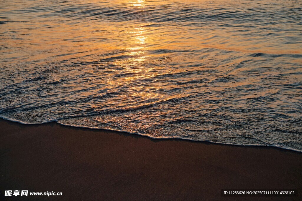 夕阳下的海边浪漫景致