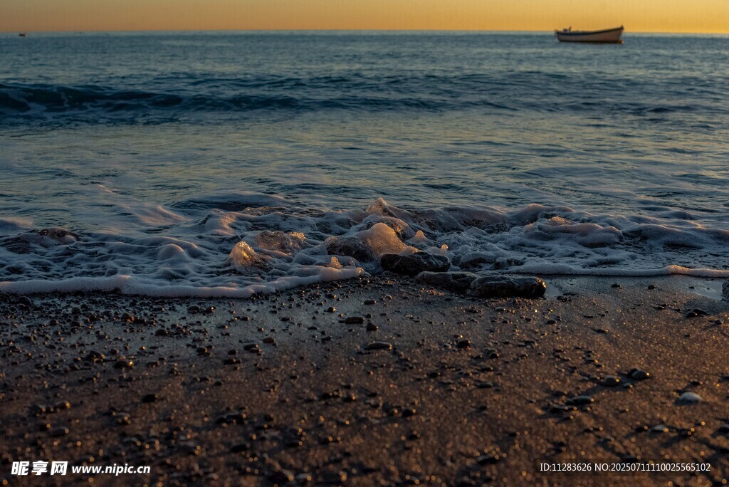 夕阳下的海边沙滩美景