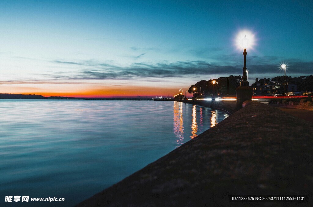 黄昏下的静谧湖畔夜景