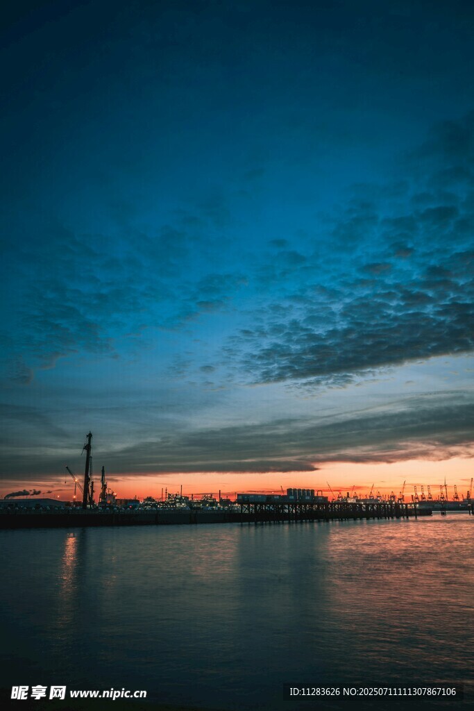 黄昏下的城市河畔美景