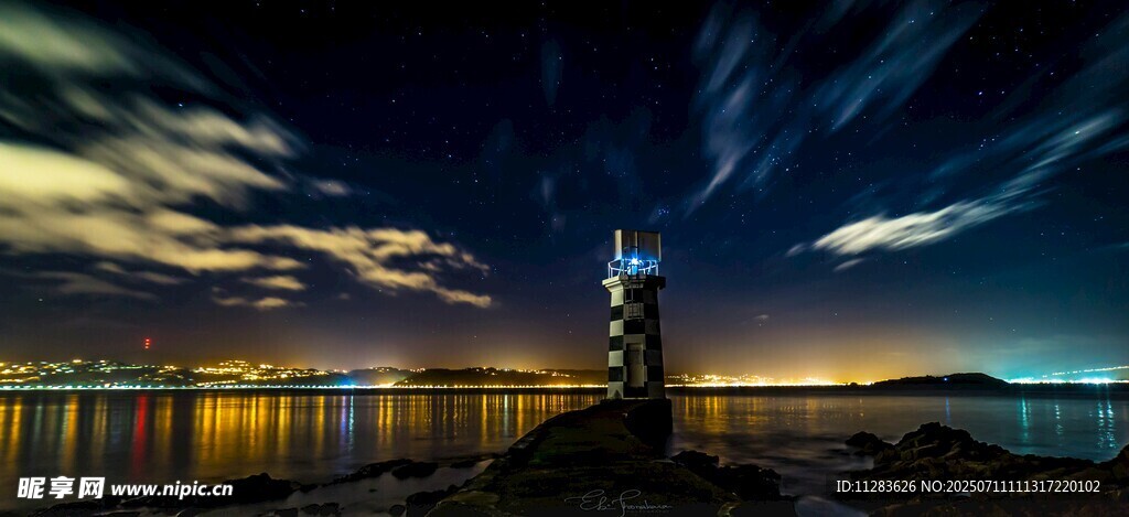 海边夜景灯塔梦幻光影