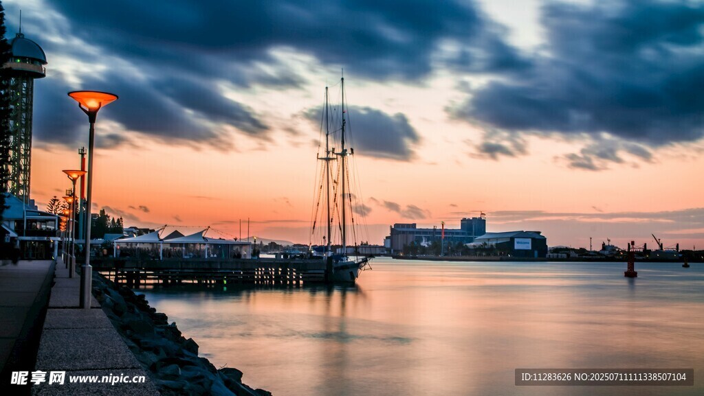 河畔黄昏美景