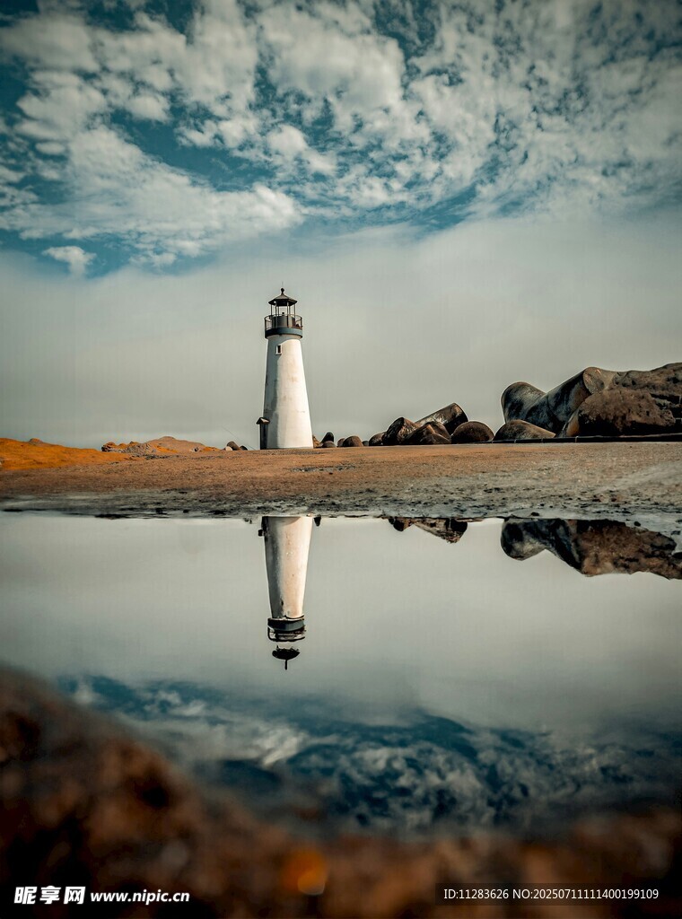 海边灯塔倒影美景