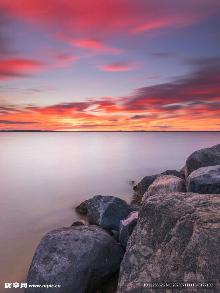 海边日落时的礁石美景