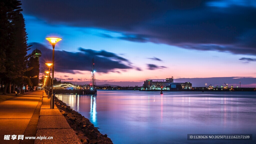 湖畔黄昏夜景