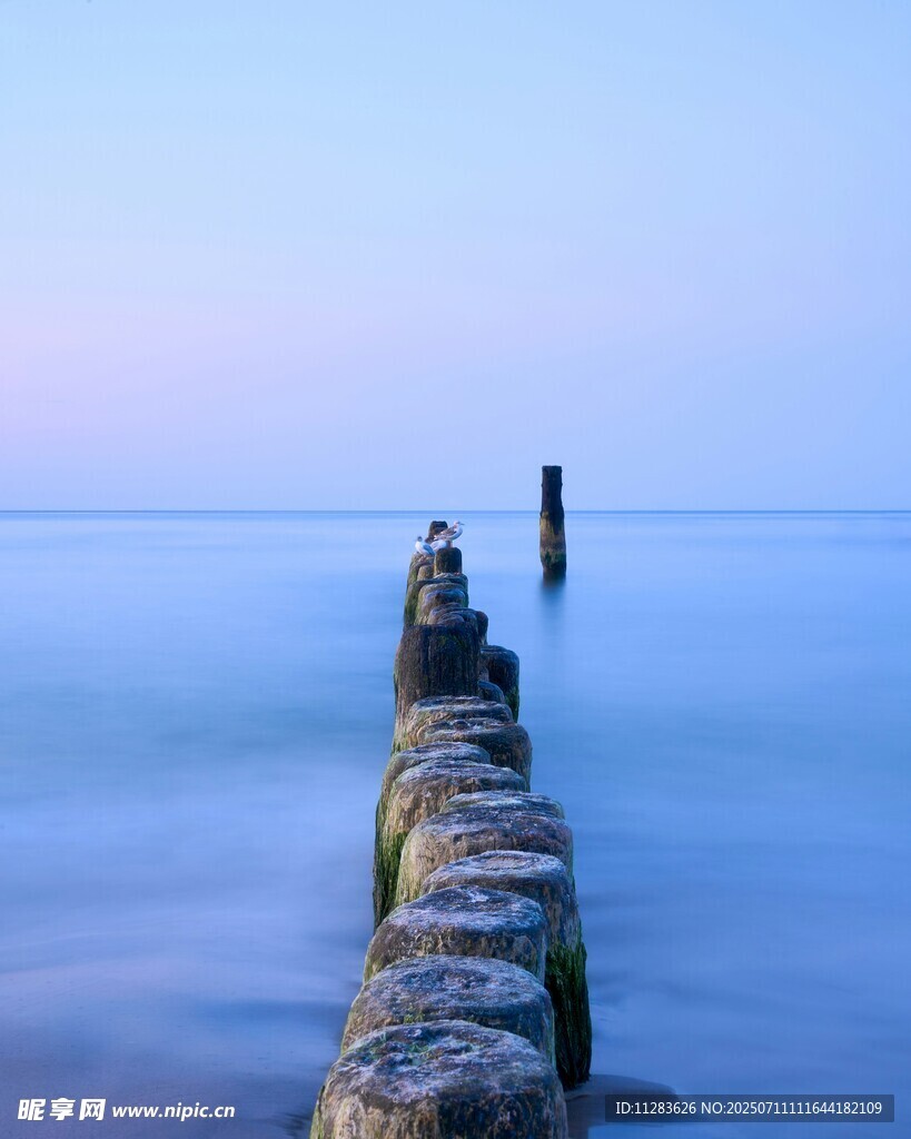 海边长堤伸向静谧海面