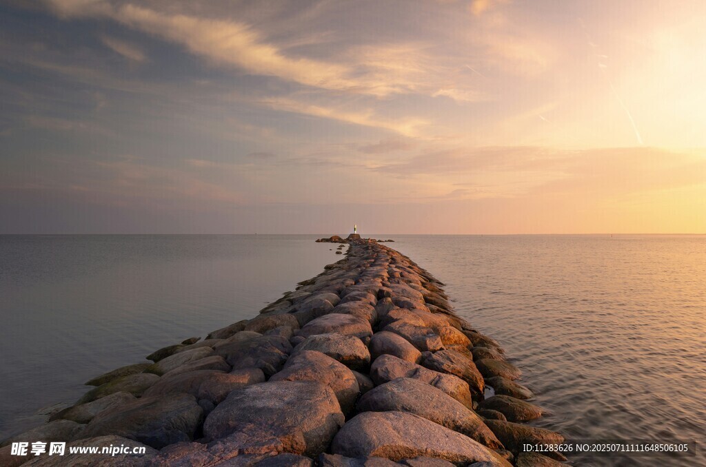 海边石堤迎落日美景