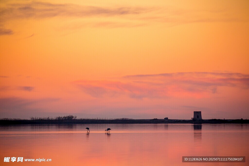 夕阳下的静谧湖面美景