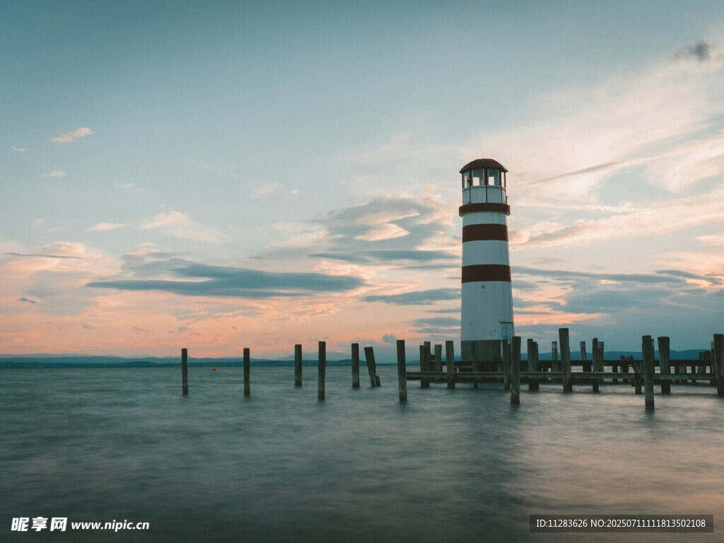 海边灯塔日落美景