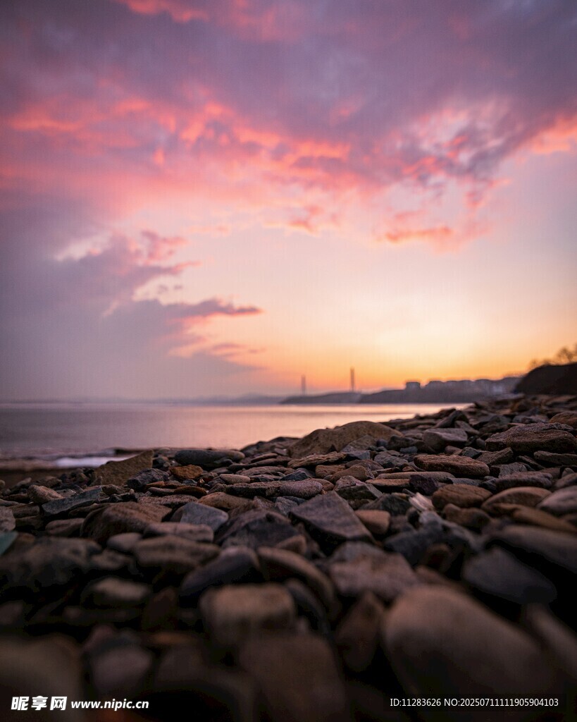 海边日落时的礁石美景