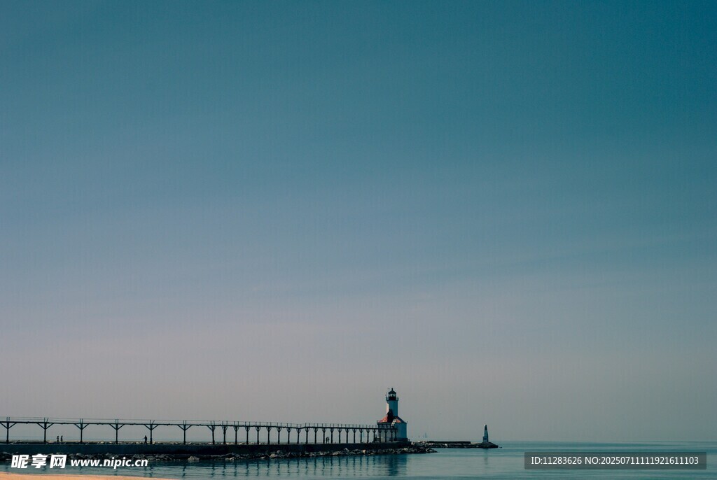 海边栈桥灯塔静谧风景
