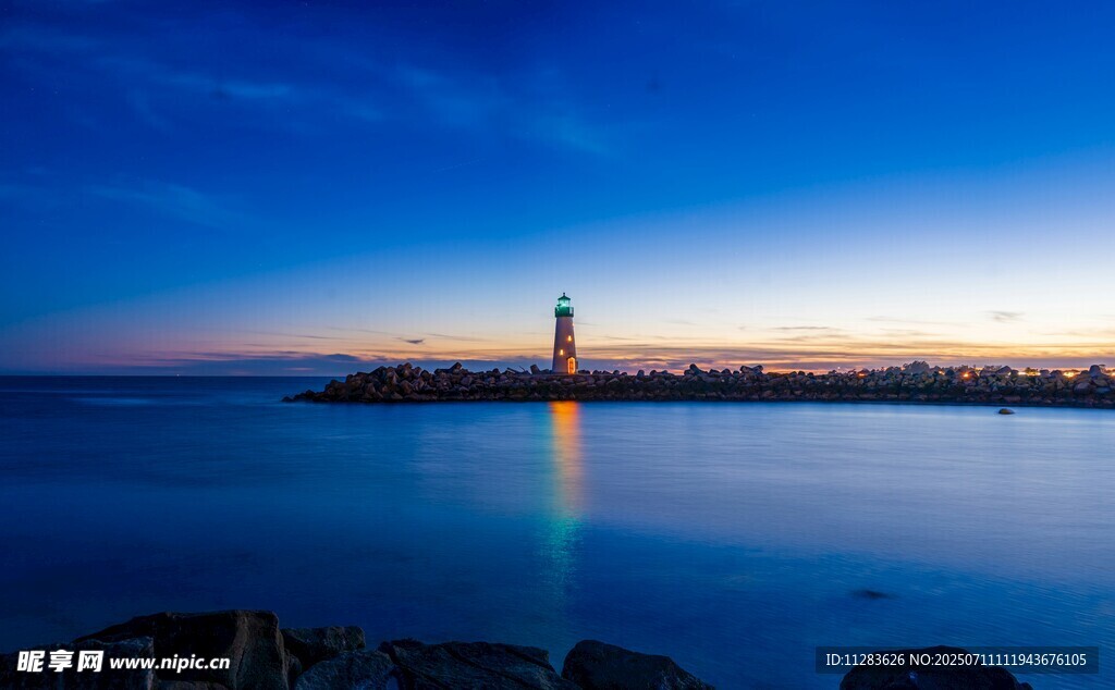 海边灯塔夜景
