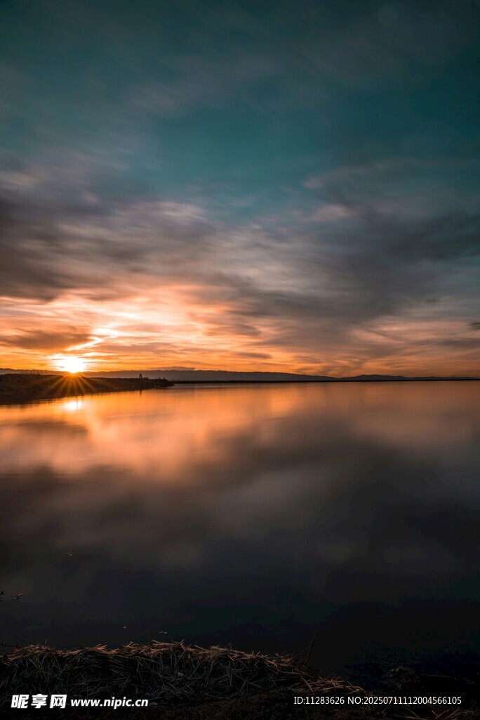 湖畔日落美景