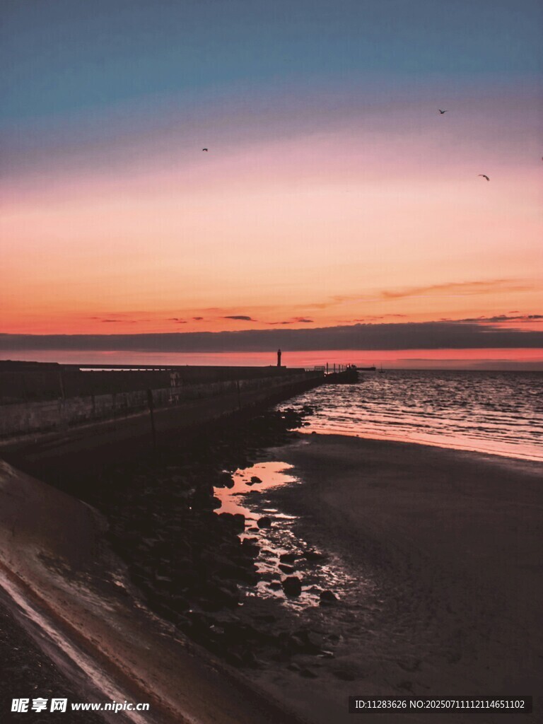 日落时分的美丽海滩景色