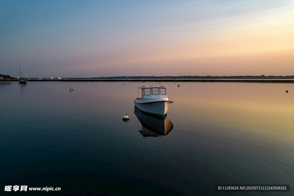 夕阳下湖面的孤独小船