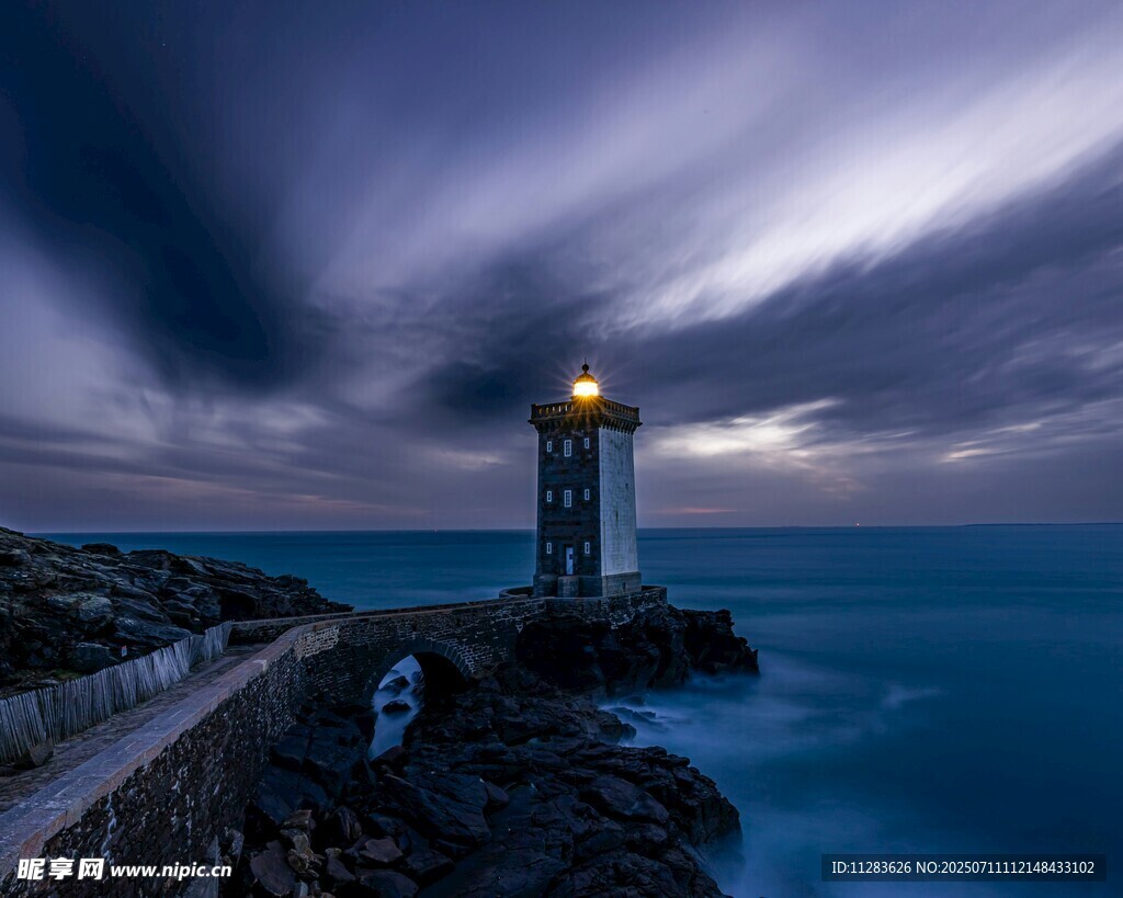 海边灯塔夜景