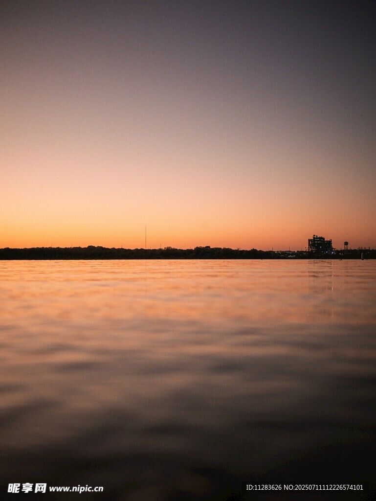 湖畔日落美景