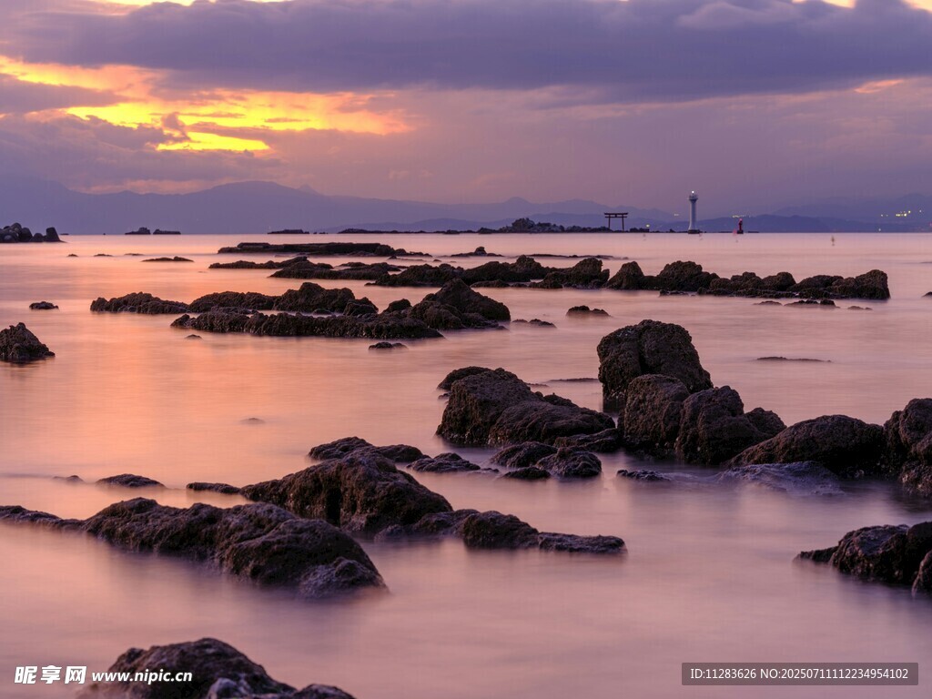 海边日落时的礁石美景