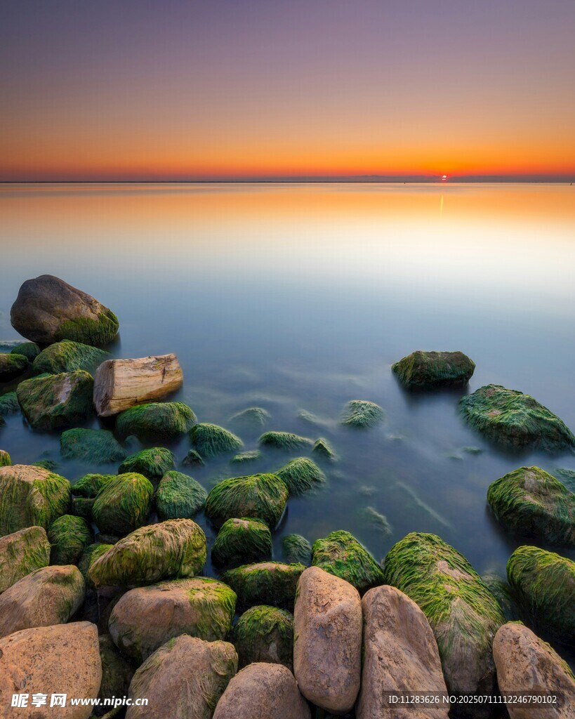 海边日落时的礁石景观