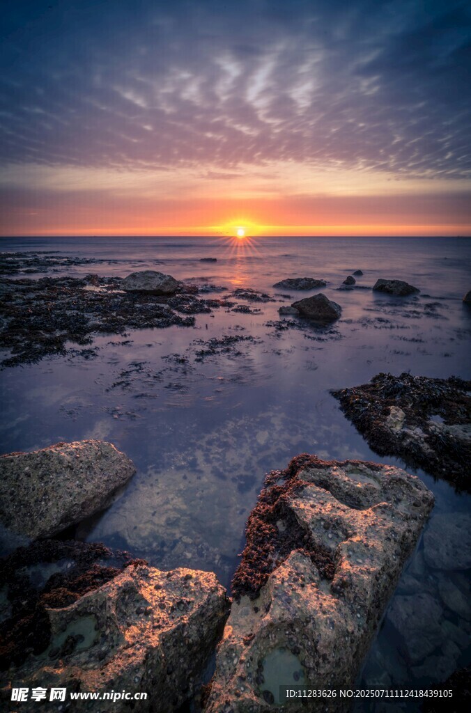 海边日落时的礁石美景