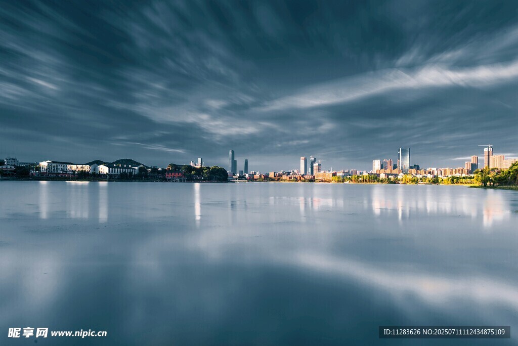 城市湖畔夜景