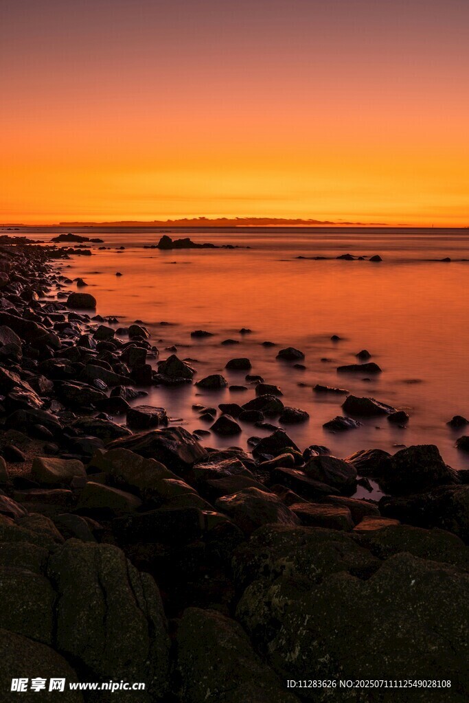 海边日落时的礁石美景