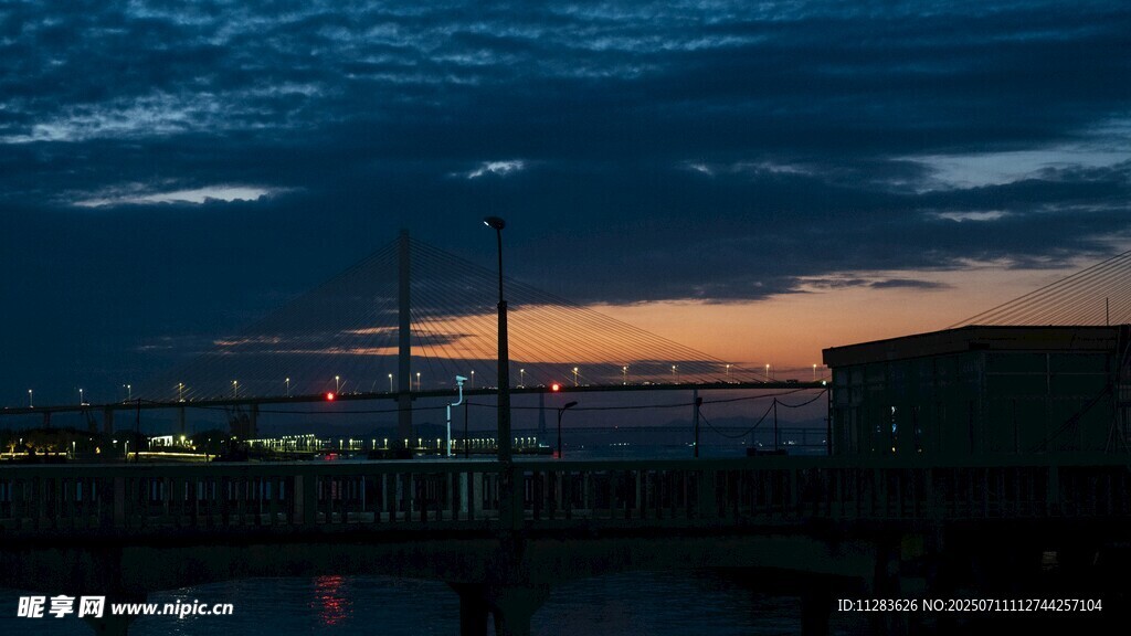 黄昏下的城市河畔风景