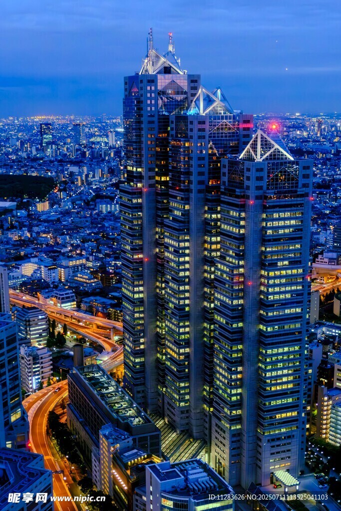 都市璀璨夜景俯瞰图