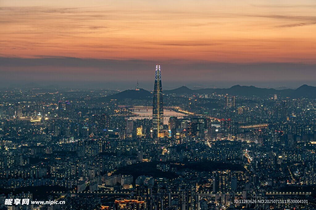 城市日落时的天际线景观