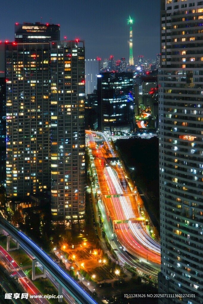 城市璀璨夜景车流穿梭
