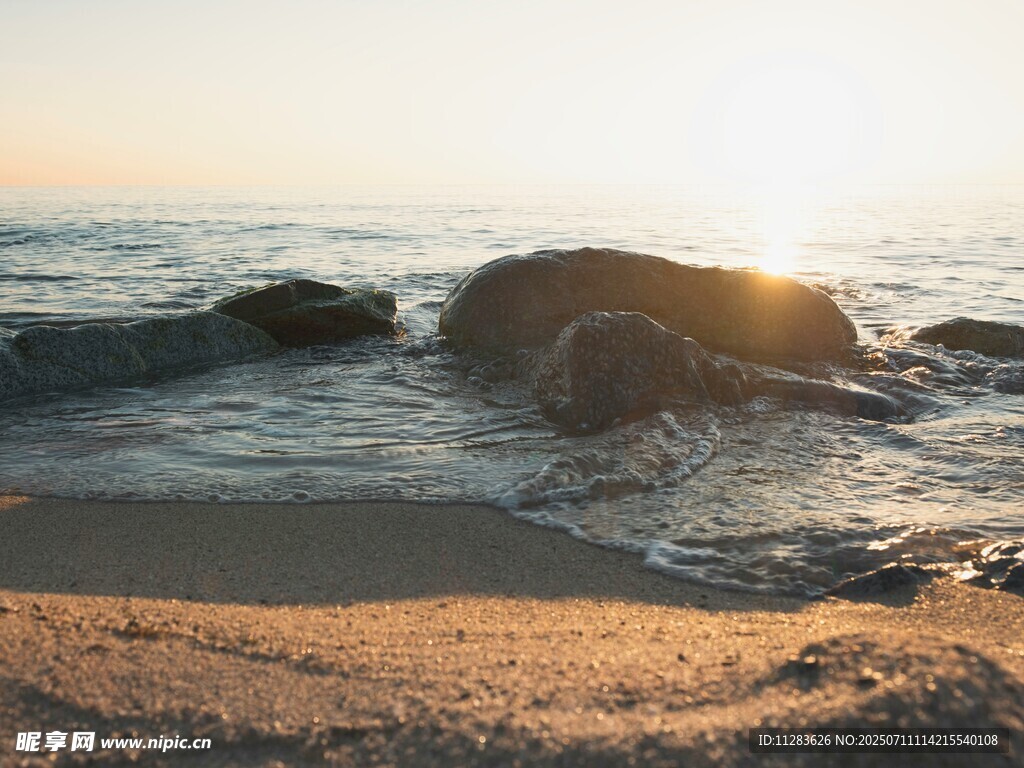 夕阳下的海边礁石美景
