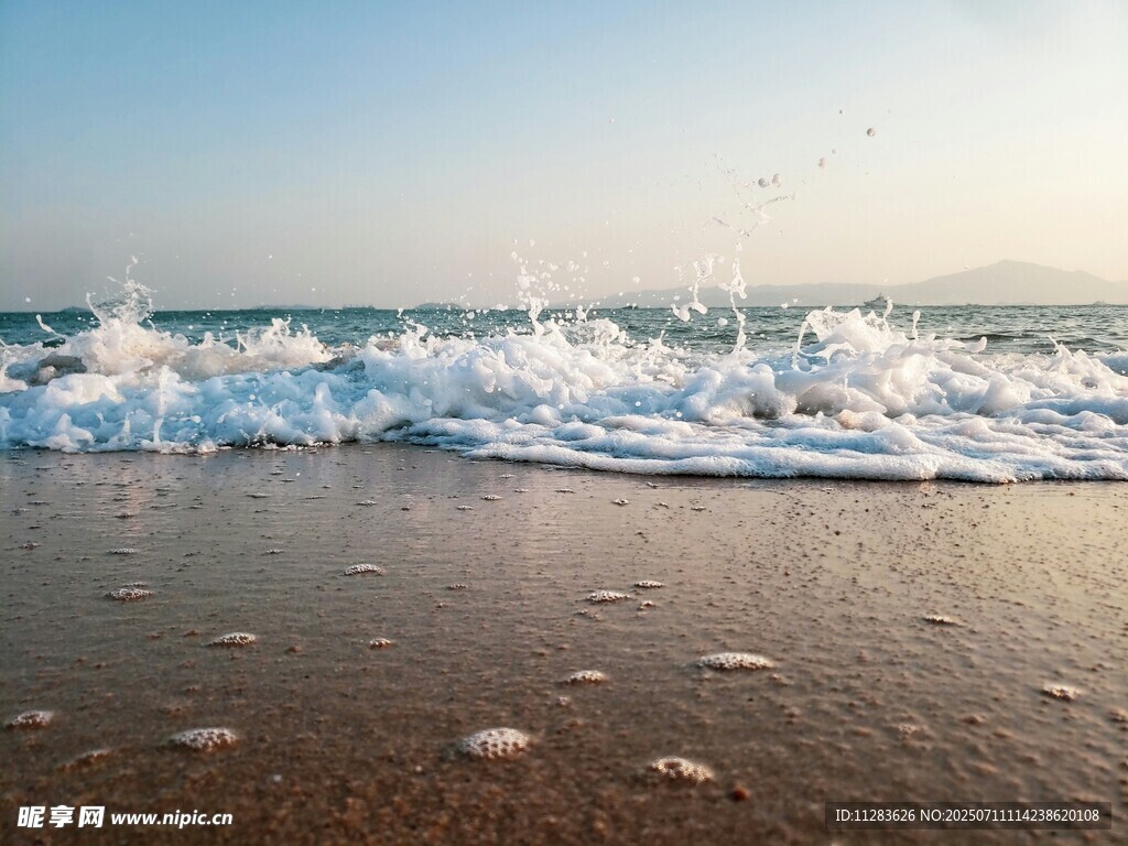 海边浪花拍打沙滩美景