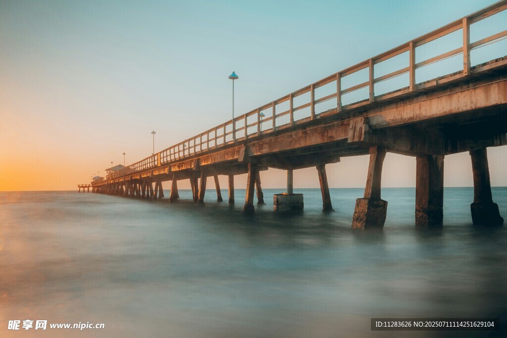 海边长桥日落美景