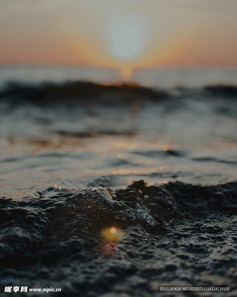 海浪轻涌