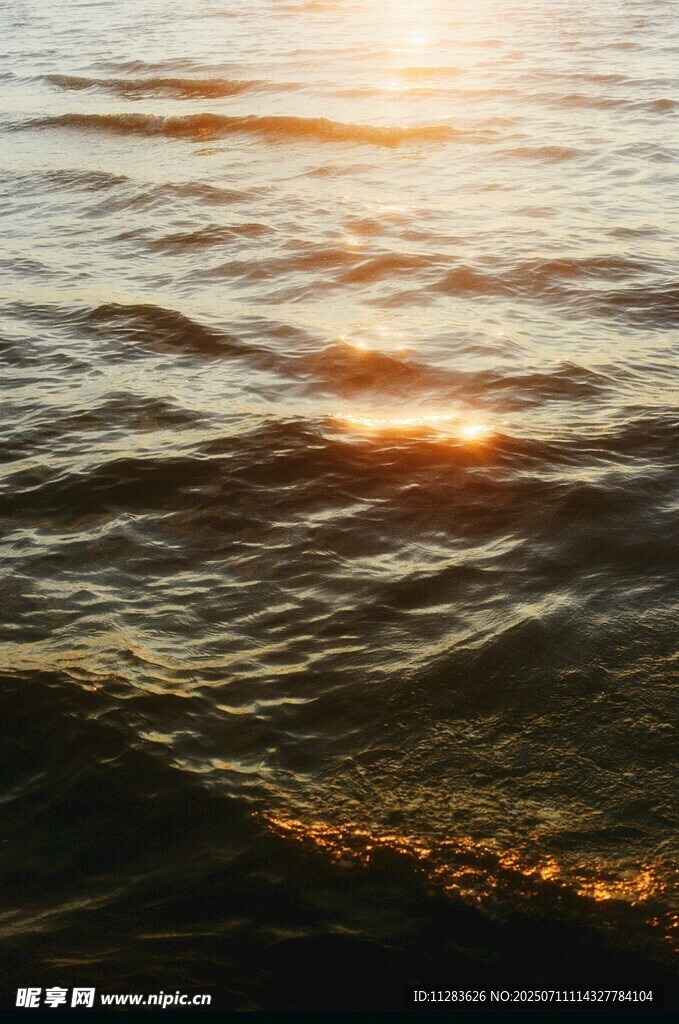 夕阳下波光粼粼的水面