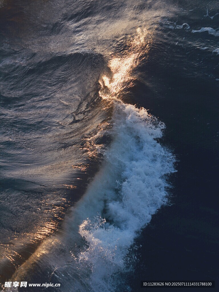夕阳下的海浪翻涌