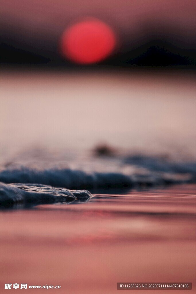海浪轻拍沙滩