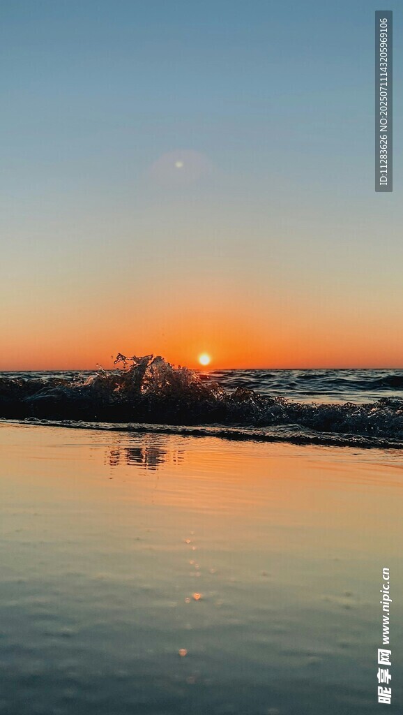 夕阳下平静的水面美景