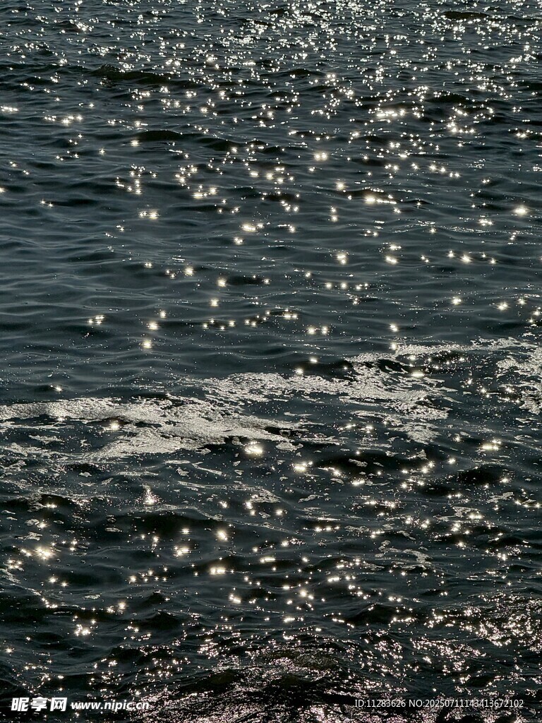 波光粼粼的水面