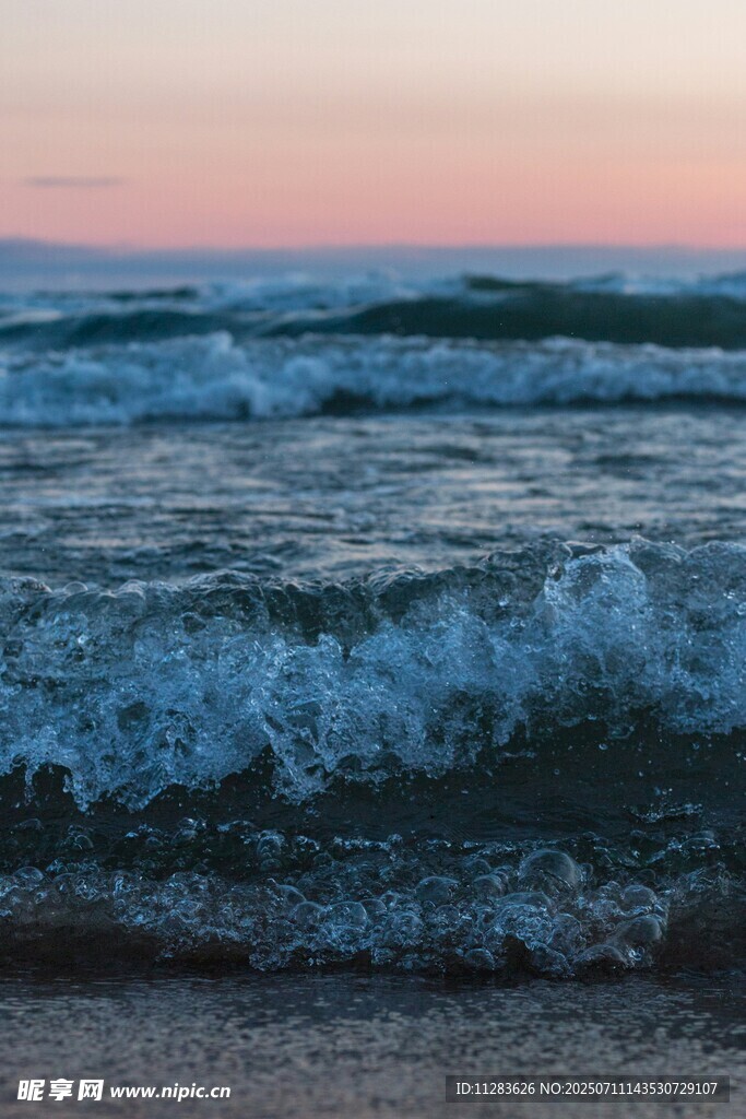 海边日落时的翻涌海浪