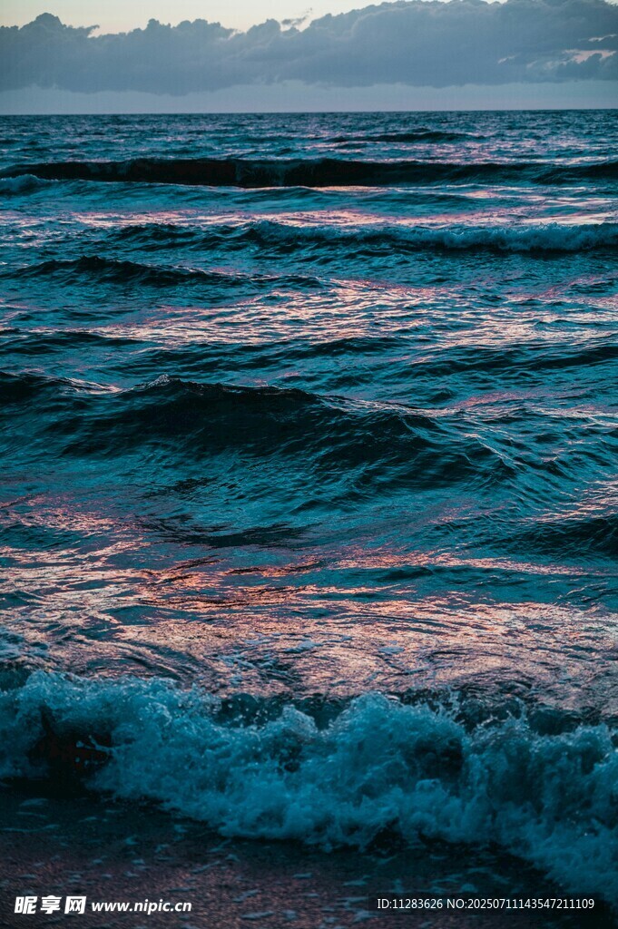 海浪翻涌的美丽海滨景色
