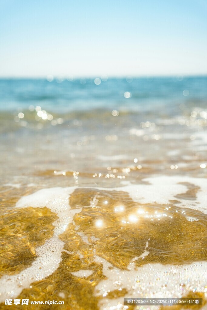 海边金色沙滩与海浪
