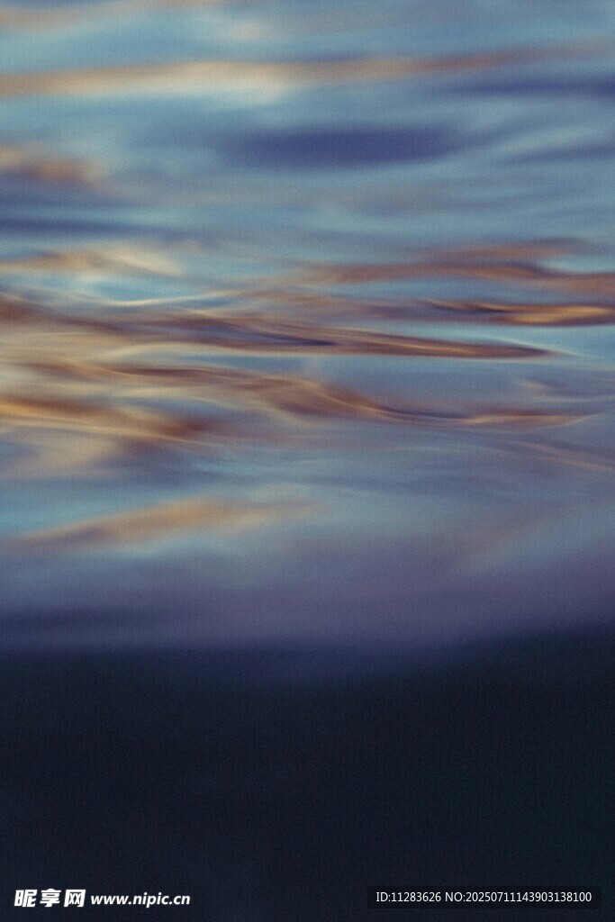 波光粼粼的水面美景