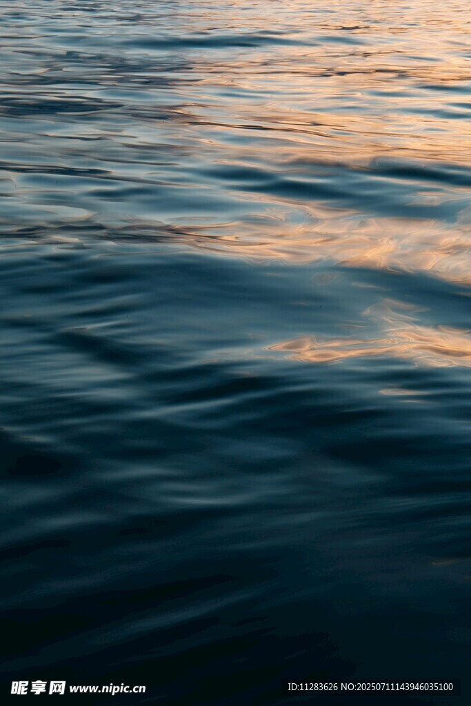 夕阳下的波光粼粼水面