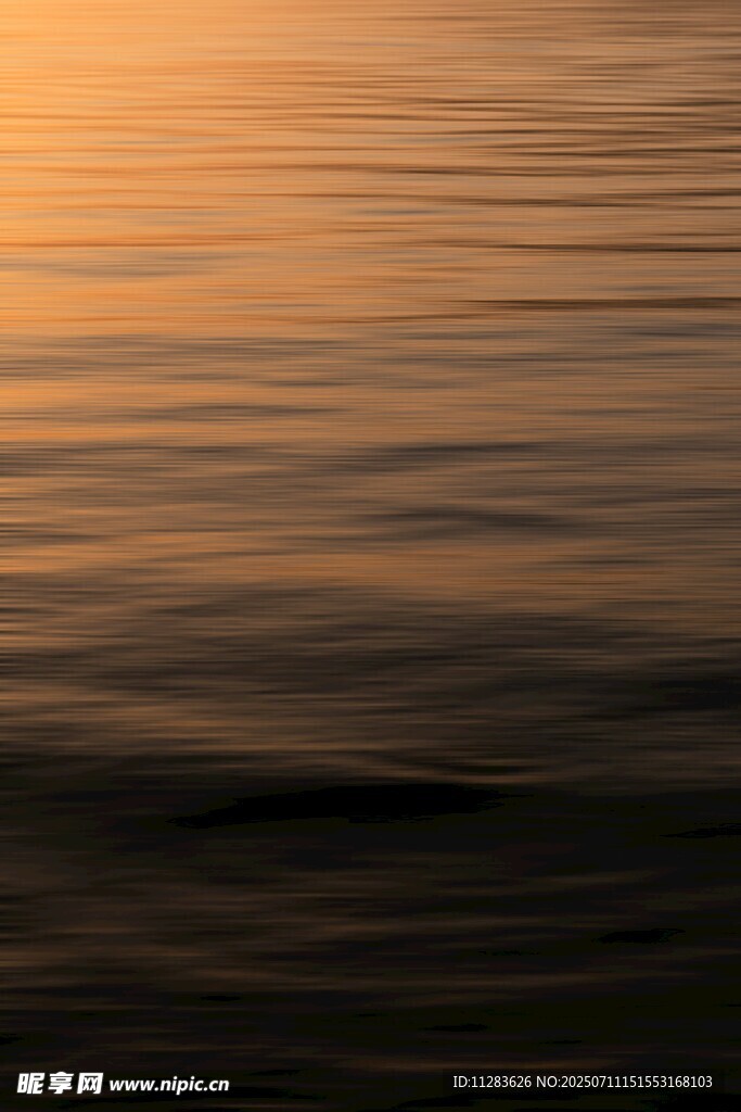 夕阳下波光粼粼的水面